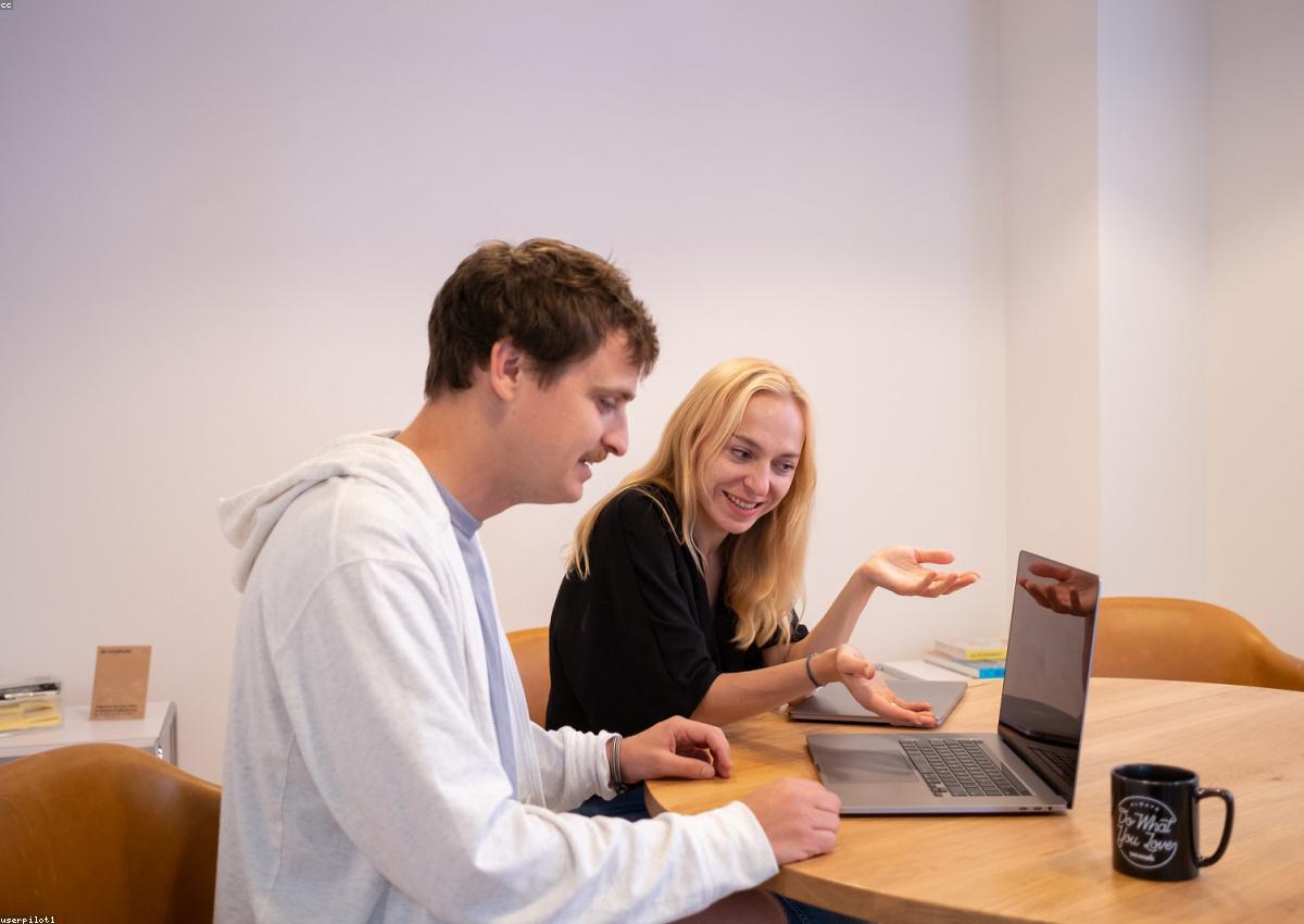 Unternehmer im Beratungsgespräch am Tisch mit Laptop
